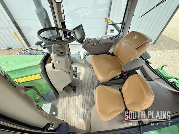 Image of John Deere 8370R equipment image 4