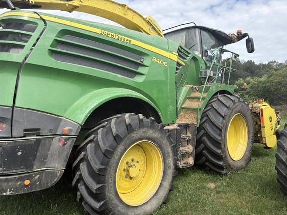 Image of John Deere 8400 equipment image 1