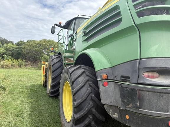 Image of John Deere 8400 equipment image 4