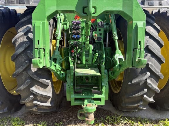 Image of John Deere 8400R equipment image 2