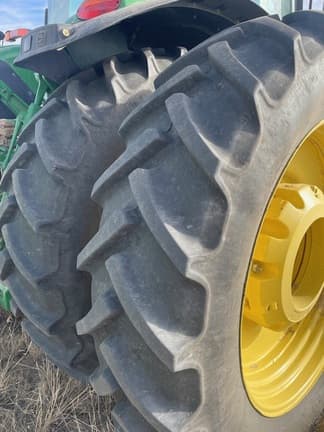 Image of John Deere 8400R equipment image 4