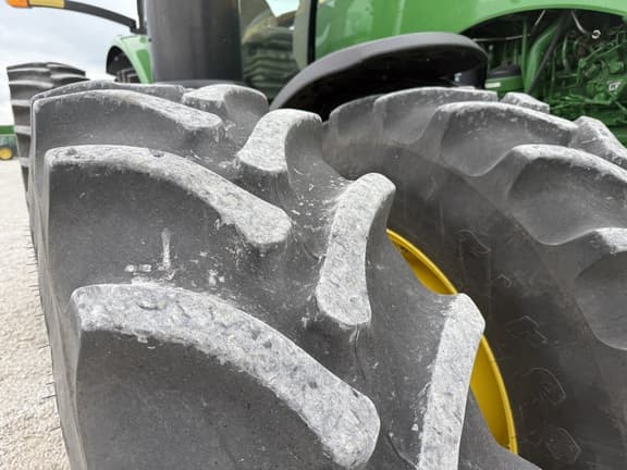 Image of John Deere 8400R equipment image 1