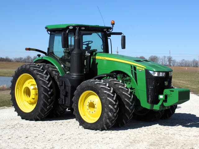 Image of John Deere 8400R equipment image 1