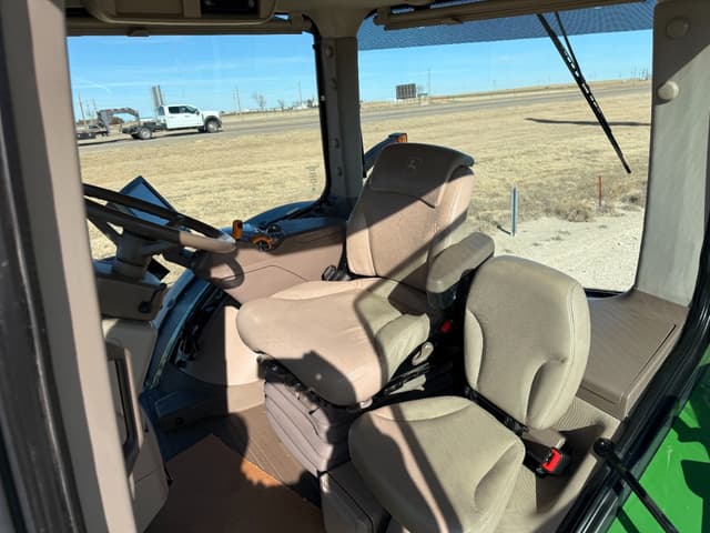 Image of John Deere 8400R equipment image 4