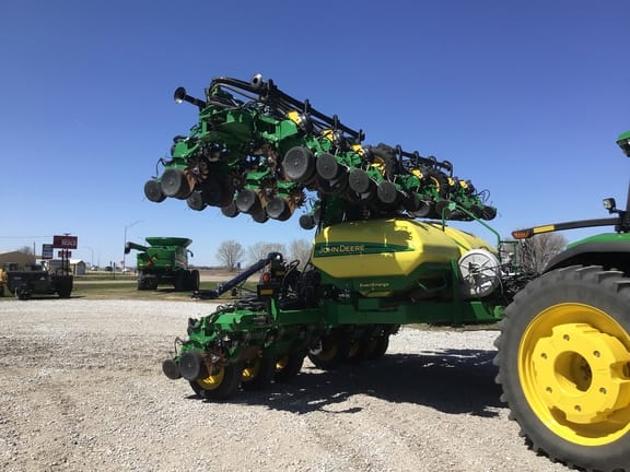 2019 John Deere DR24 Equipment Image0