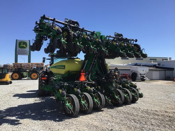 2019 John Deere DR24 Equipment Image0