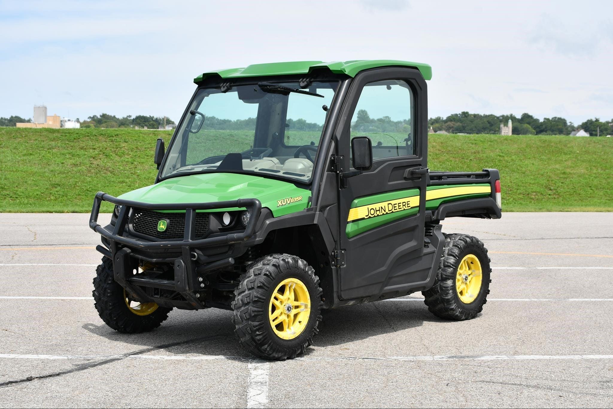 2019 John Deere XUV 835R Equipment Image0