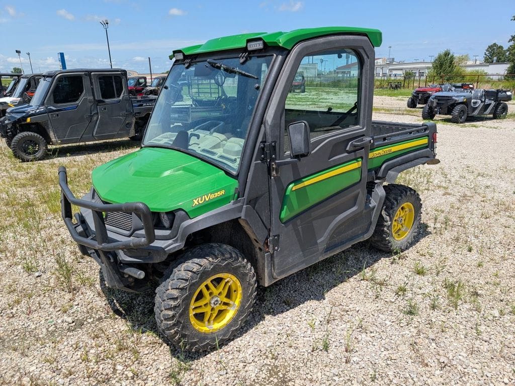 2019 John Deere XUV 835R Equipment Image0
