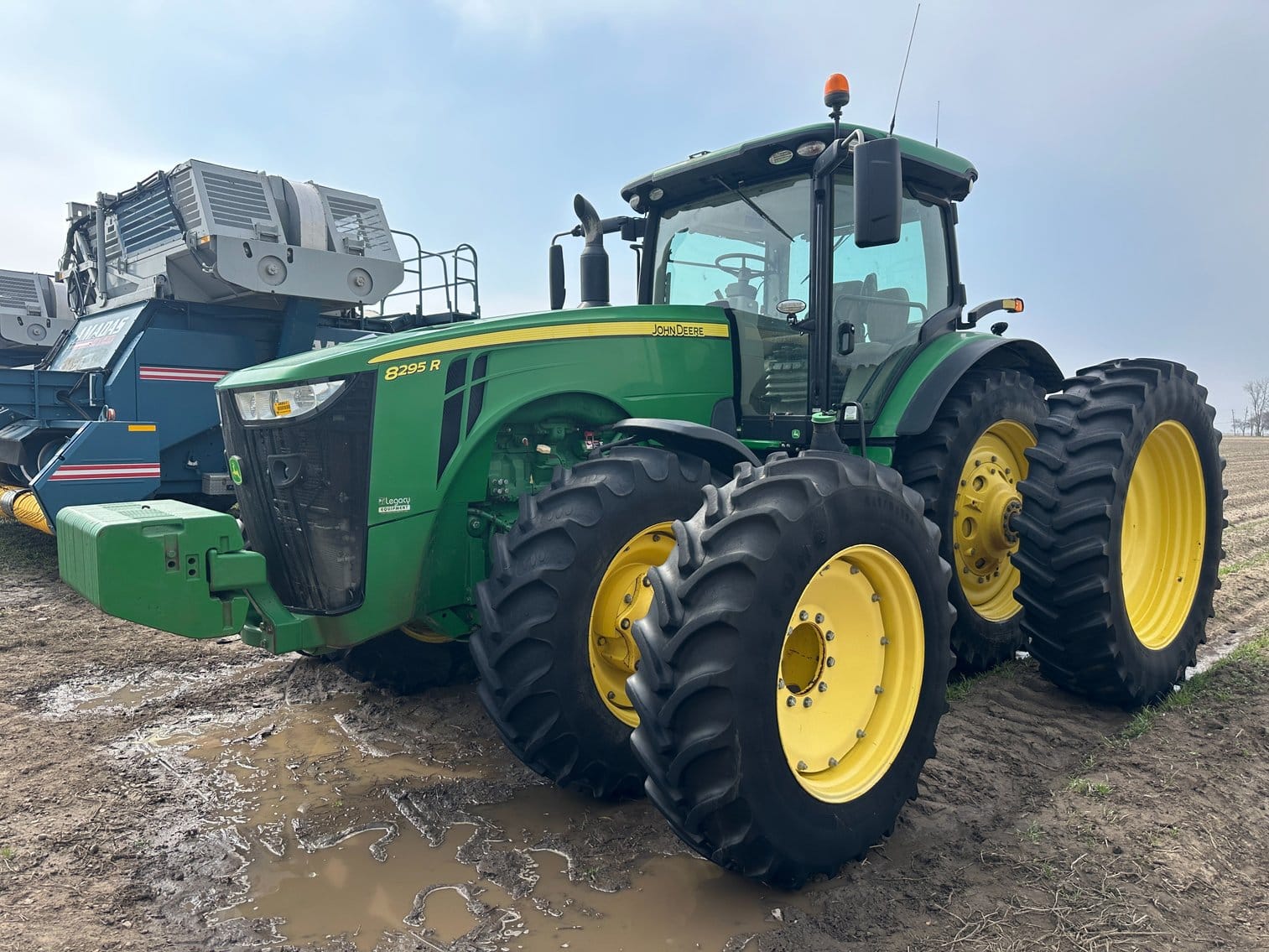 2019 John Deere 8295R Equipment Image0
