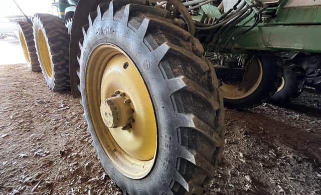 Image of John Deere R4044 equipment image 4