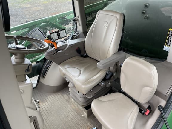 Image of John Deere R4044 equipment image 1