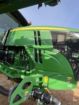 Image of John Deere R4044 equipment image 2
