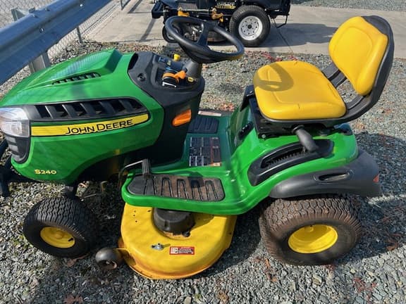 Image of John Deere S240 equipment image 1