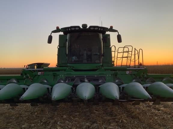 Image of John Deere S780 equipment image 2