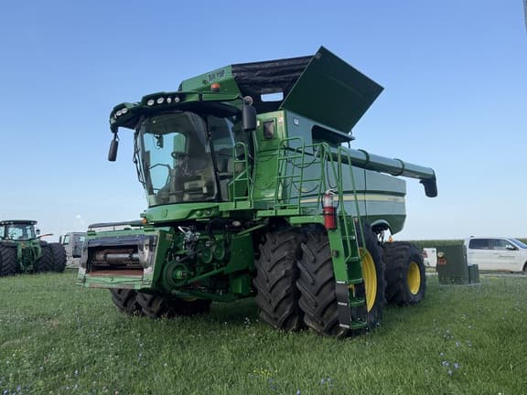 Image of John Deere S780 equipment image 2