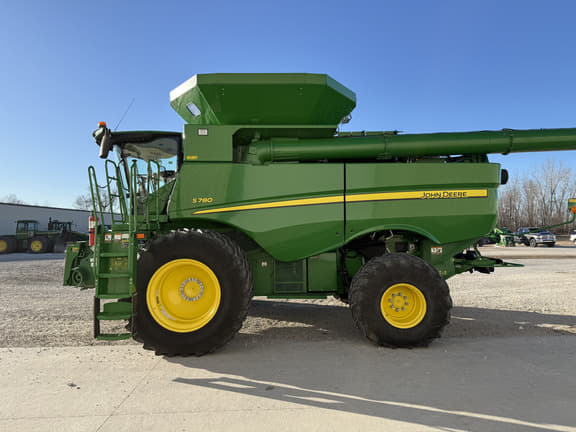 Image of John Deere S780 equipment image 1