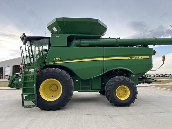 Image of John Deere S780 equipment image 2