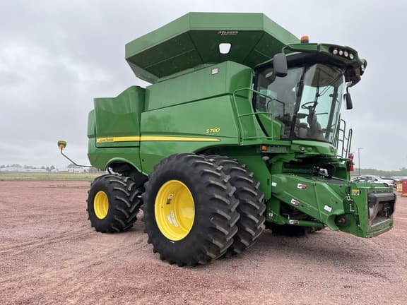 Image of John Deere S780 equipment image 2