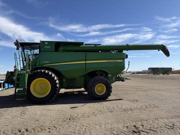 Image of John Deere S780 equipment image 2