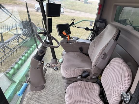 Image of John Deere S780 equipment image 2