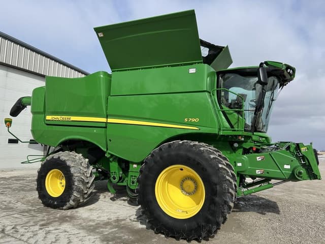 Image of John Deere S790 equipment image 1