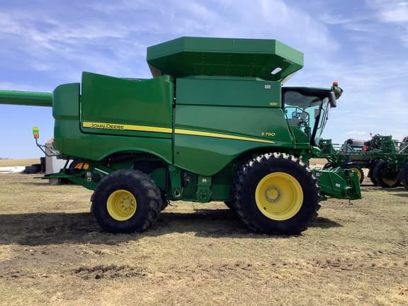 Image of John Deere S790 equipment image 1