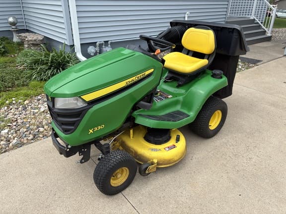 Image of John Deere X330 equipment image 1