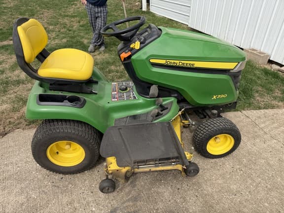 Image of John Deere X390 equipment image 4
