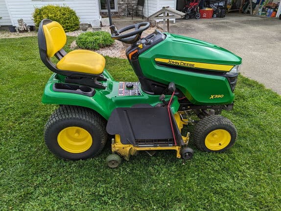 Image of John Deere X390 equipment image 2