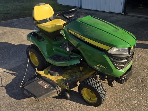 Image of John Deere X390 equipment image 1