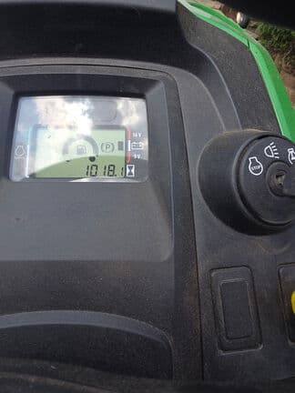 Image of John Deere X580 equipment image 3