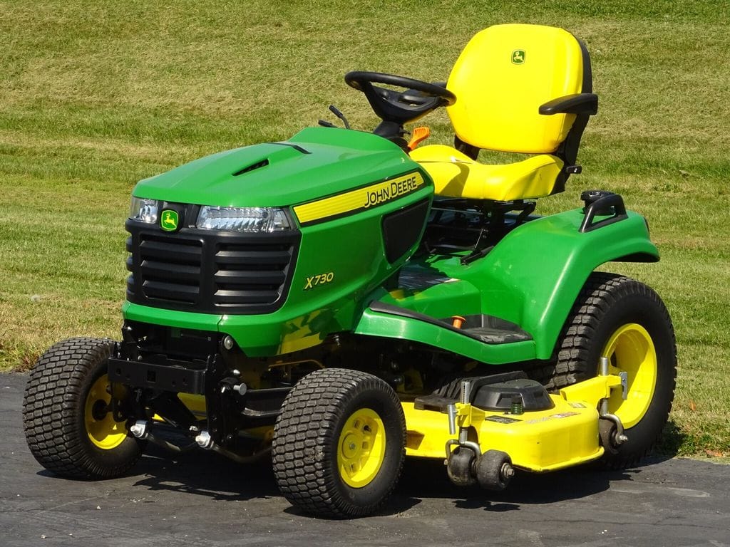 2019 John Deere X730 Equipment Image0