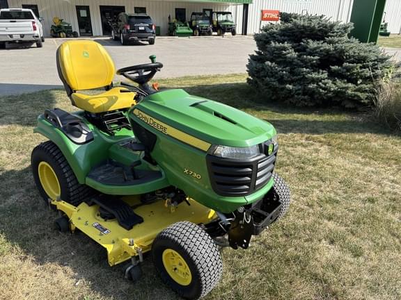 Image of John Deere X730 equipment image 3