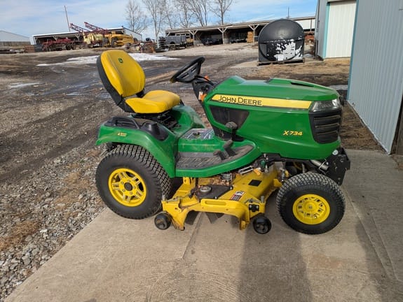 2019 John Deere X734 Equipment Image0