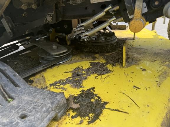 Image of John Deere X734 equipment image 4