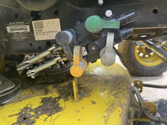 Image of John Deere X734 equipment image 3