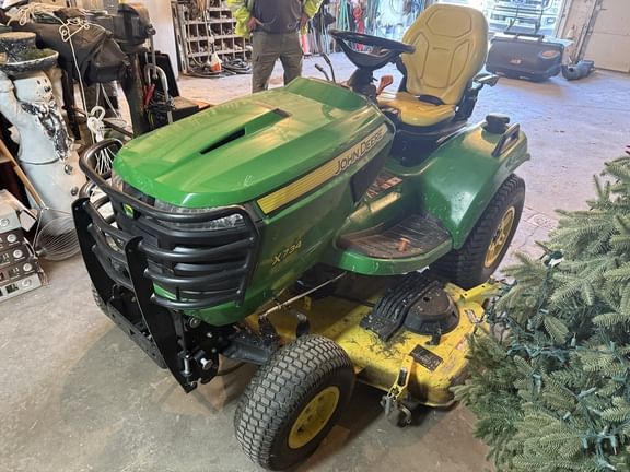 2019 John Deere X734 Equipment Image0