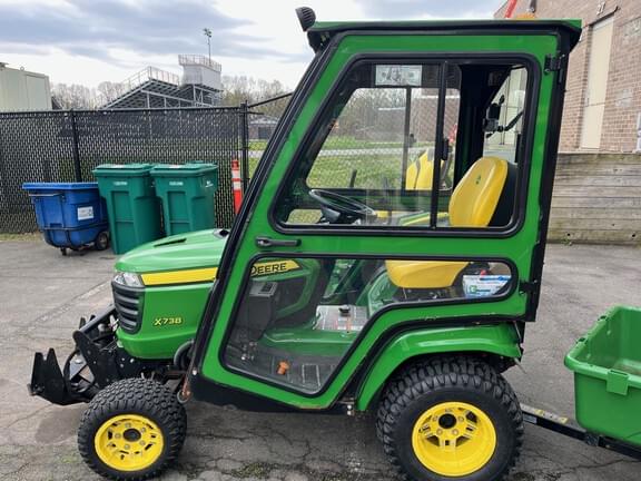 Image of John Deere X738 equipment image 2