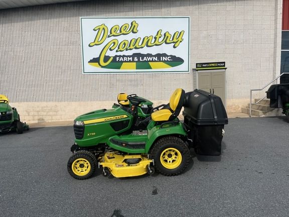 2019 John Deere X738 Equipment Image0
