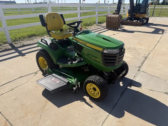 2019 John Deere X738 Equipment Image0