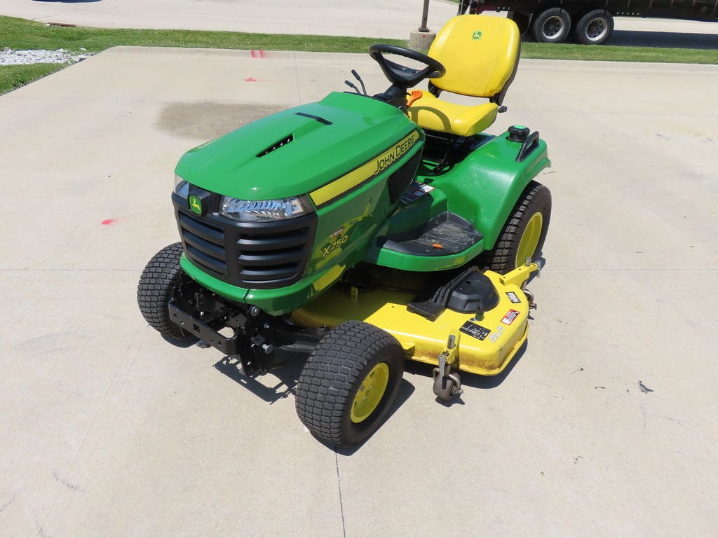 2019 John Deere X750 Equipment Image0