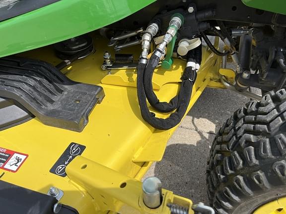 Image of John Deere X758 equipment image 4