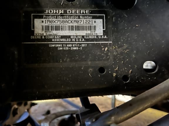 Image of John Deere X758 equipment image 3