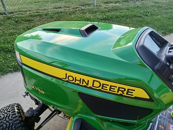 Image of John Deere X758 equipment image 3