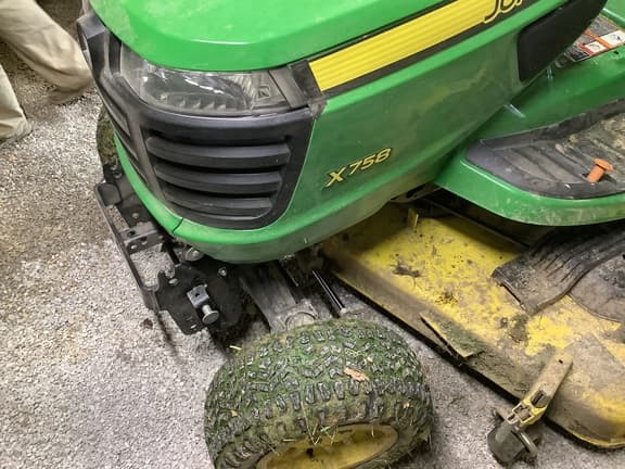 Image of John Deere X758 equipment image 4