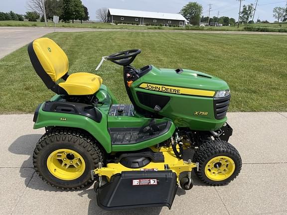 Image of John Deere X758 equipment image 3