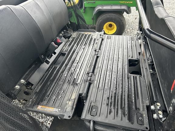 Image of John Deere XUV 825M S4 equipment image 2