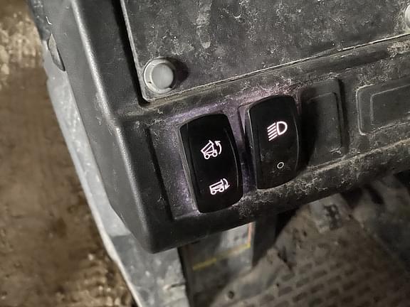 Image of John Deere XUV 835M equipment image 2