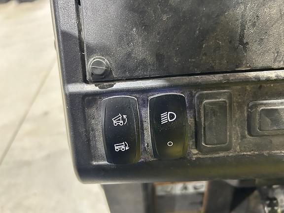 Image of John Deere XUV 835M equipment image 4