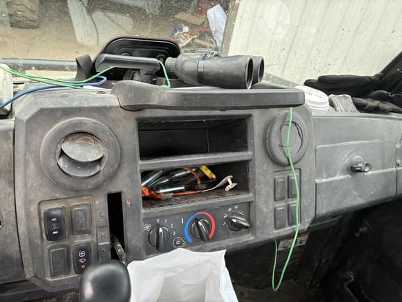 Image of John Deere XUV 835M equipment image 4